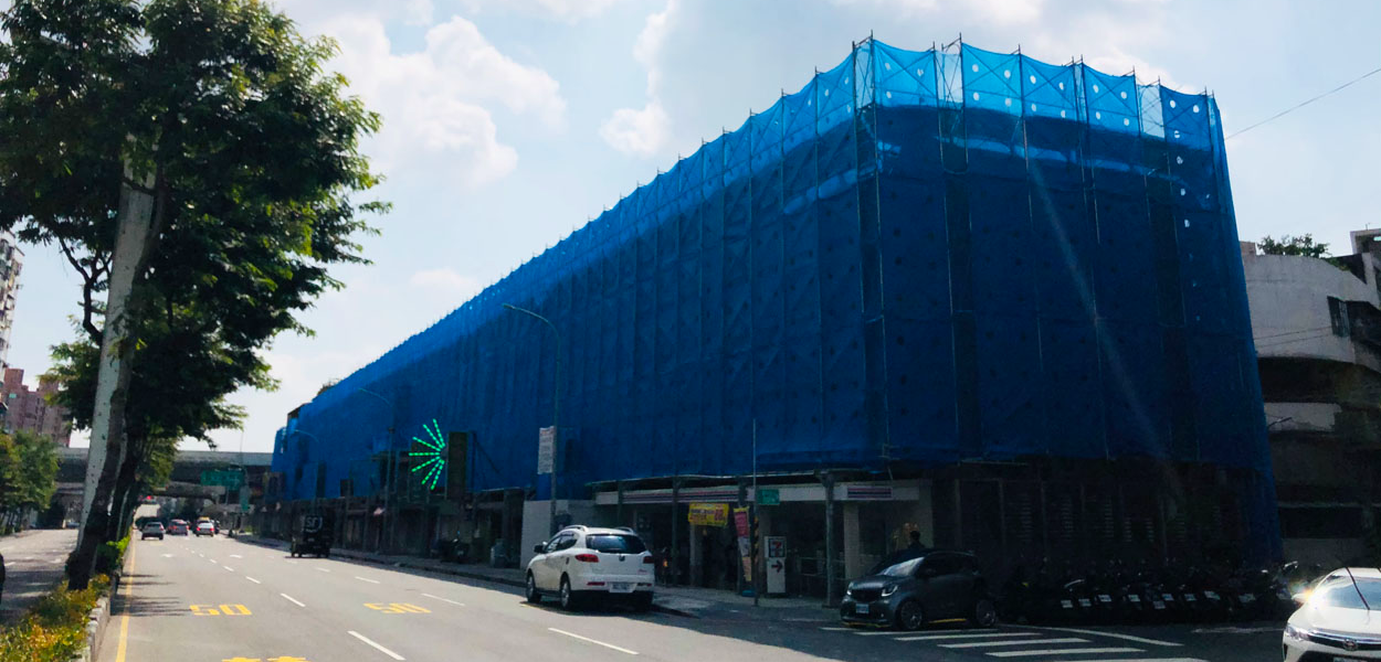 板橋縣民大道二段建築物目前搭起鷹架，準備進行立面修繕。(圖/新北都市更新處提供)