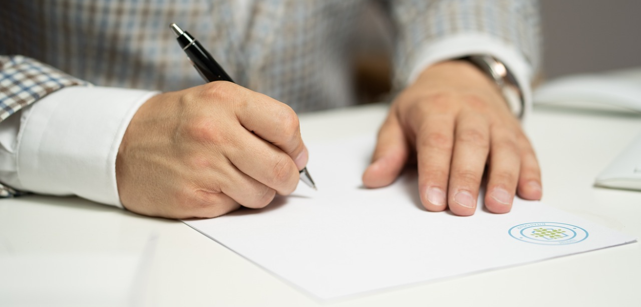 與建商協議合建，每本簽約內容都不盡相同，簽字前要慎重其事。(圖/Pexels)