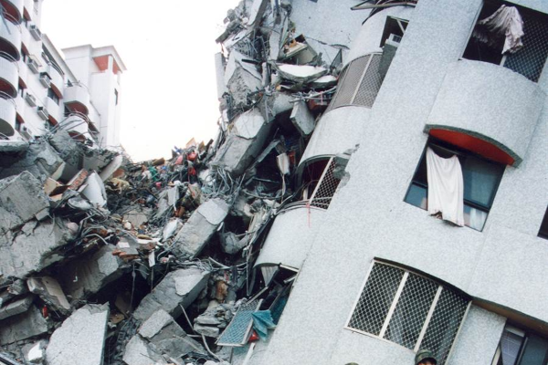 民國88年發生的九二一地震，建物倒塌造成嚴重災損，當時新北就有多達3225件建物申請評估。