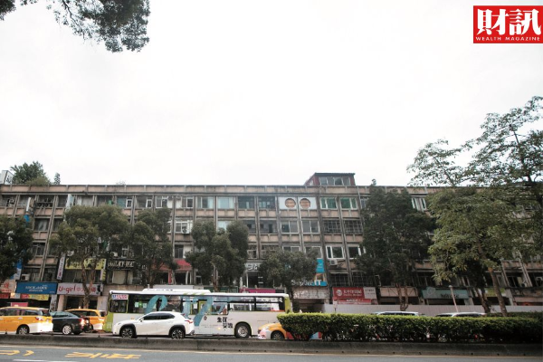台北市忠孝東路三段上的整排公寓，將重建成24層高的大樓。（圖／陳俊松攝）