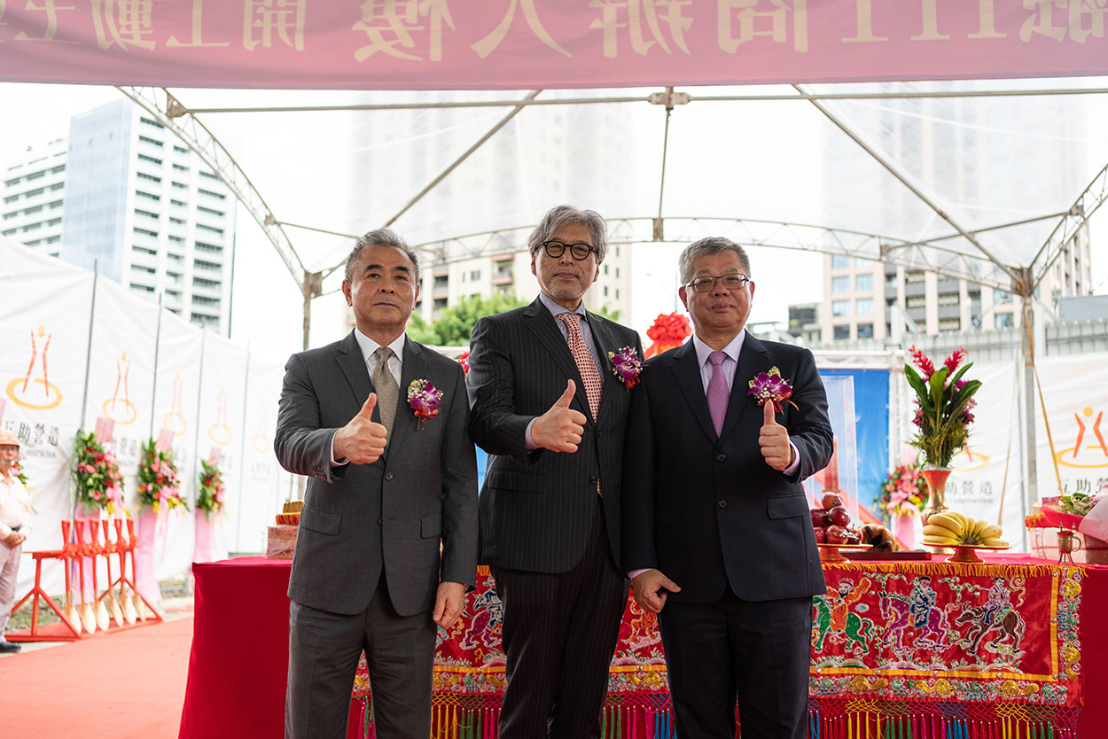 「富融H1」為新濠董事長蔡家福(右一)首次跨足商辦代表作。(圖/富融建設)
