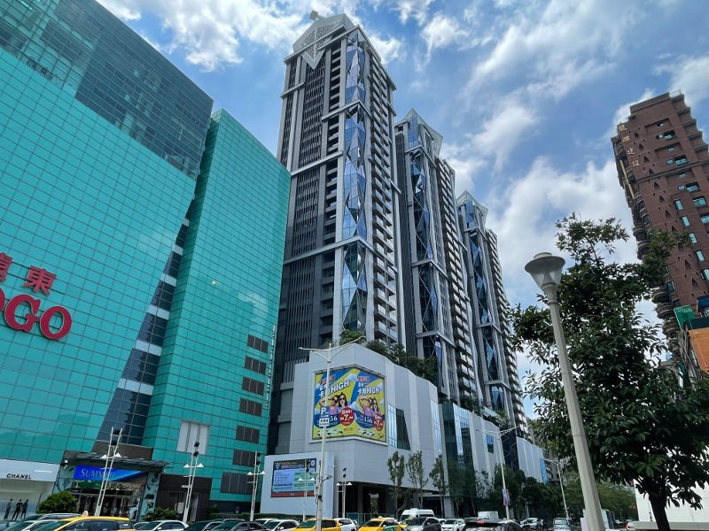 Diamond Towers 台北之星的新光三越啟動試營運，助威東區商圈發展。(台灣房屋提供)