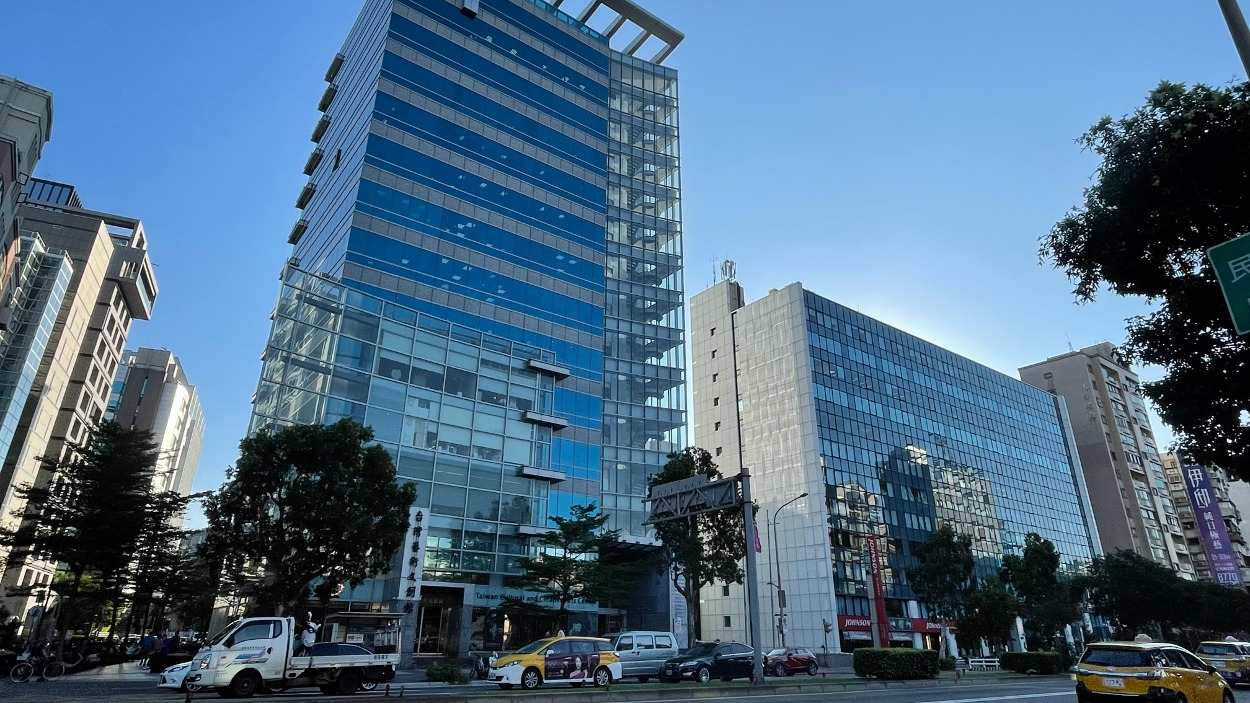 財團法人以2.9億無貸款買下松山區「航廈大樓」商辦高樓層戶。 (台灣房屋提供)