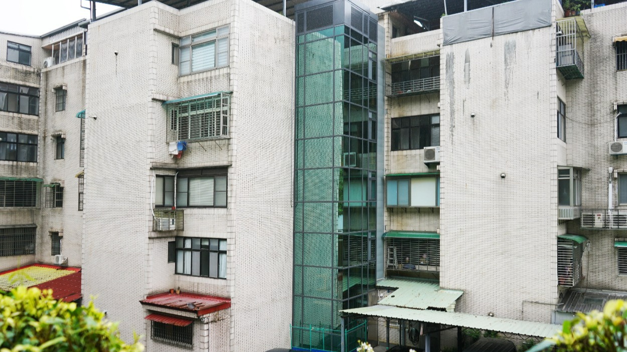 位於中和區圓通路上，2棟屋齡約38年的雙併老公寓完成增設電梯。(圖/新北市都更處提供)