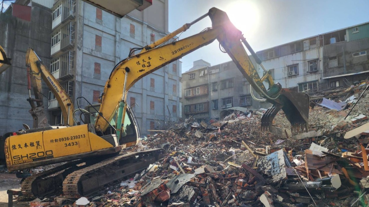 三重區六張街建案因基地開挖不慎，造成原有傾斜鄰棟184號倒塌。(圖/新北市工務局工程圖輯)