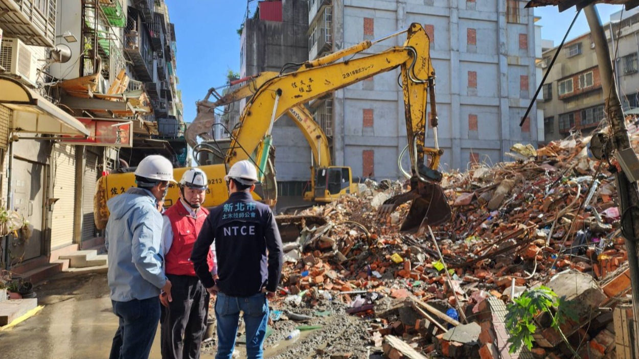 三重區六張街建案基地施工不慎造成鄰房倒塌，凸顯營建工程管理不善的問題。(圖/新北市政府)