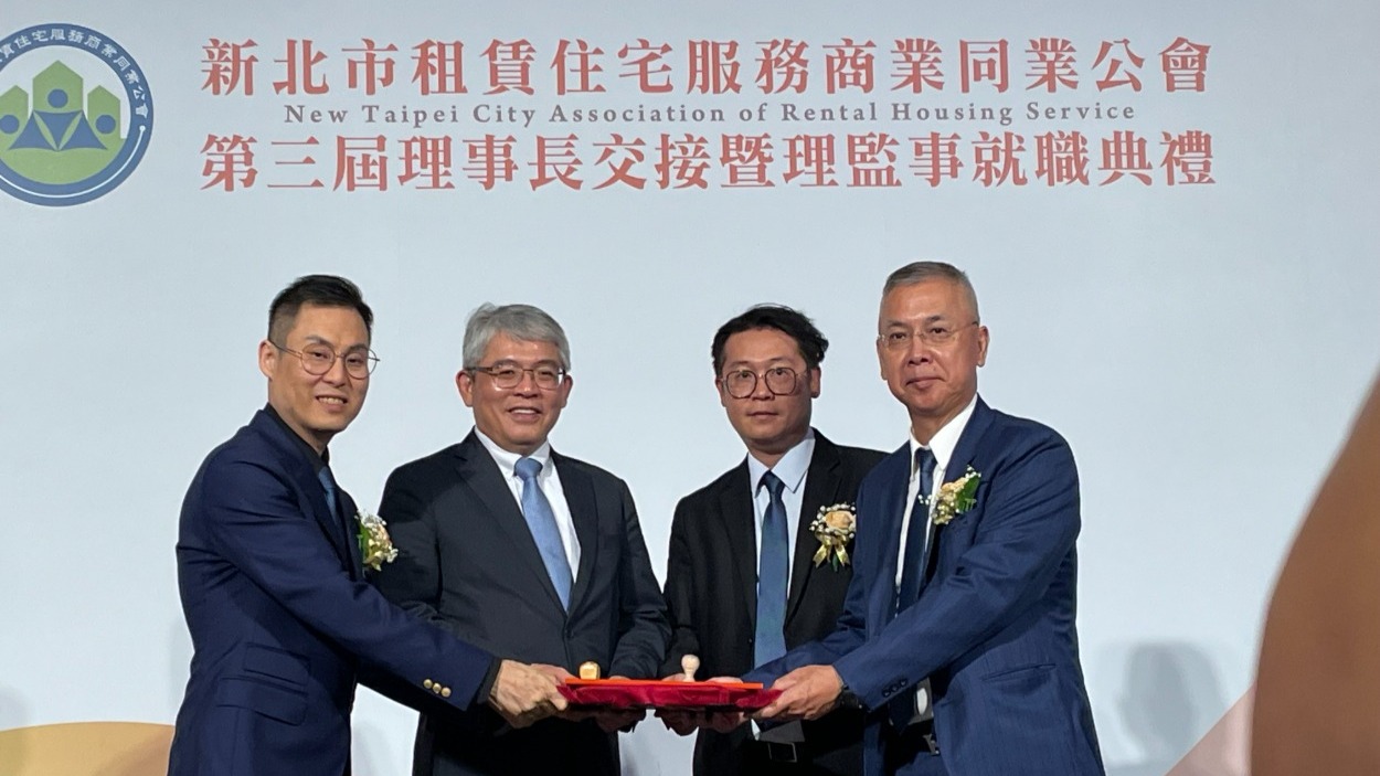 新北市租服業公會23日舉辦第三屆理監事交接與授證。圖左一為新任理事長王則人。(攝/陳雅玲)