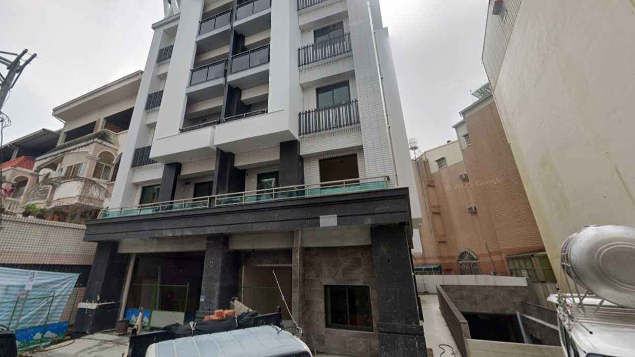 鉅泓建設的「臻品舞」爆出爛尾樓,建商捲款跑路。(圖截自googlemap)
