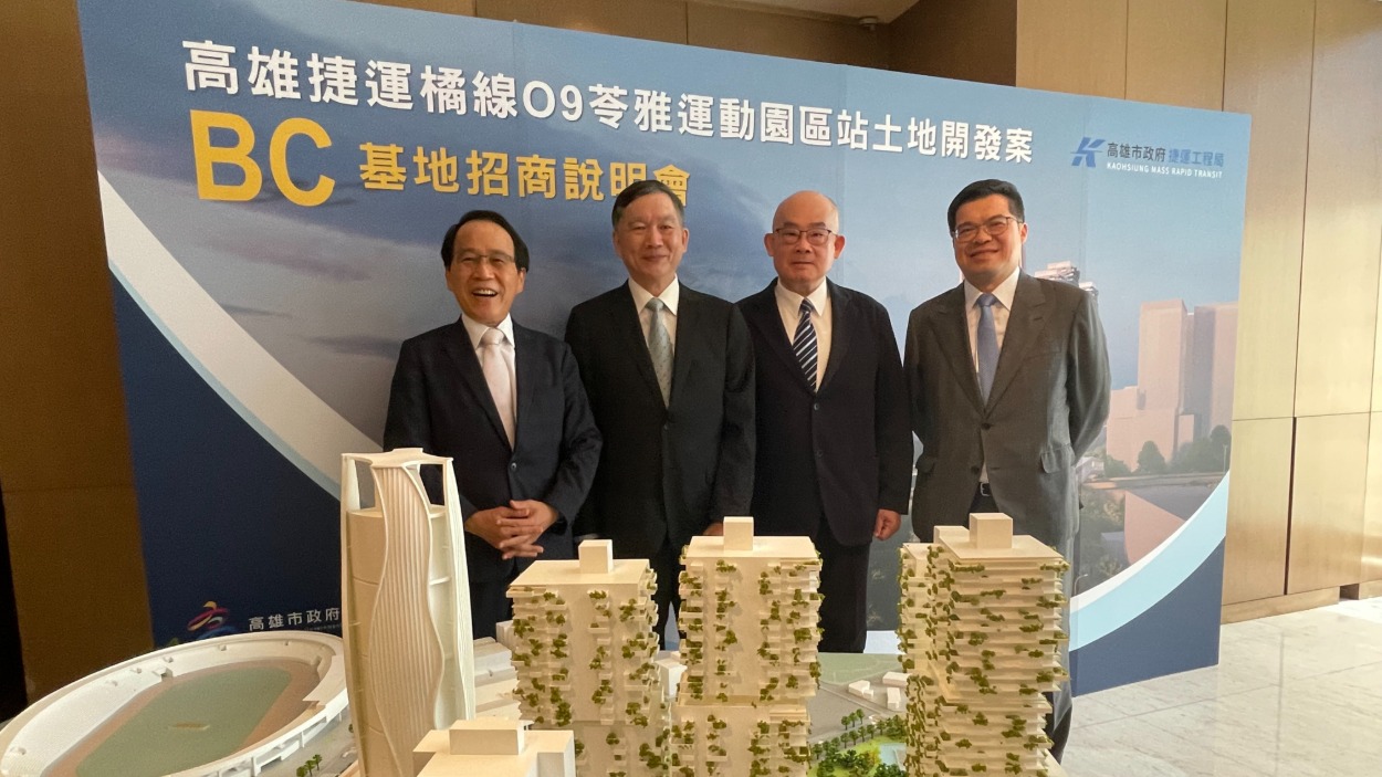 高雄捷運O9站聯開案B、C基地辦理公開招商,高雄副市長林欽榮(左一)特別北上說明。(攝/陳雅玲)