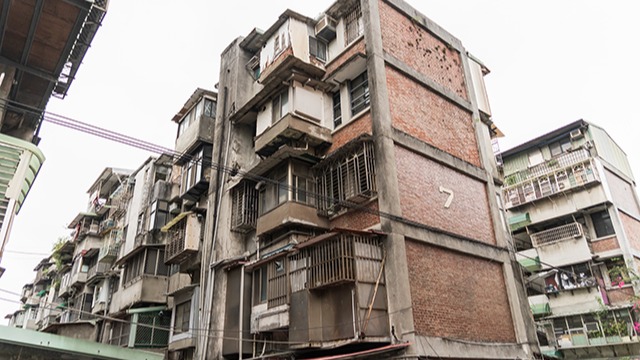 水源二、三期整宅外觀老舊窳陋。(圖/台北市住都中心提供)